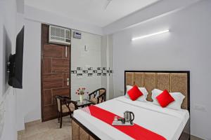 Postel nebo postele na pokoji v ubytování Hotel O Raj Residency