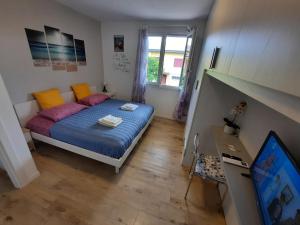 a small bedroom with a bed and a television at New Bedrooms Mamma Gigetta in Noventa di Piave