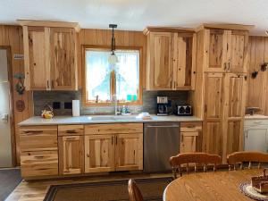 Kuchyň nebo kuchyňský kout v ubytování Nitschke's Resort Cabin #7