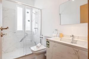 a bathroom with a toilet and a sink and a shower at Casa os Gauleses in Gaula +25 photos