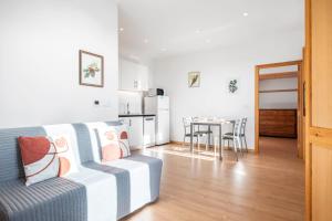 a living room with a couch and a table at Casa os Gauleses in Gaula