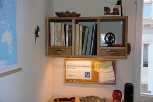 Knihovna v apartmánu + 7 fotografií