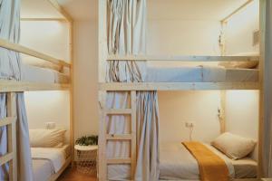 2 literas en una habitación con 2 camas en Blue Surf House, en Corralejo