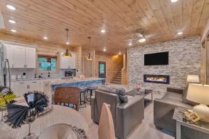 Χώρος καθιστικού στο Honeybear Hideaways - Unique & Serene Cabin with Indoor Pool, Hot Tub and Mountain Views