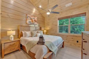 Ένα ή περισσότερα κρεβάτια σε δωμάτιο στο Honeybear Hideaways - Unique & Serene Cabin with Indoor Pool, Hot Tub and Mountain Views +34 φωτογραφίες