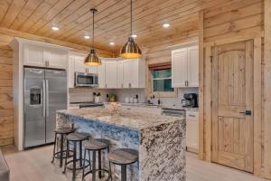 Η κουζίνα ή μικρή κουζίνα στο Honeybear Hideaways - Unique & Serene Cabin with Indoor Pool, Hot Tub and Mountain Views