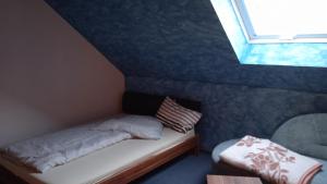 a small room with a bed and a window at Ferienwohnung Natur pur in Oberschönau