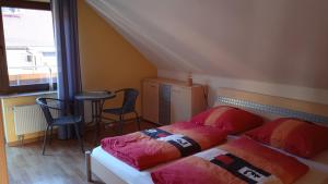 a bedroom with a bed and a table and a window at Ferienwohnung Natur pur in Oberschönau