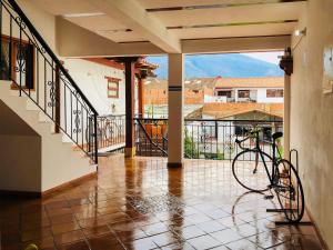 Una bicicleta estacionada en un porche con balcón en HOTEL RUTA 40 VILLA DE LEYVA, en Villa de Leyva