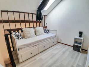 una camera da letto con un letto in una stanza con una finestra di Y'Hôtes - Studio à 5min à pieds des pistes de ski a Habère-Poche