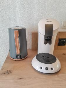 una macchina per il caffè appoggiata su un bancone di Y'Hôtes - Studio à 5min à pieds des pistes de ski a Habère-Poche