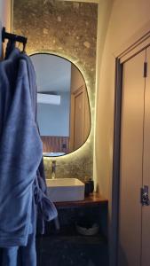 a bathroom with a sink and a mirror at TinyWine House Vale dos Vinhedos - Cabana Malbec in Garibaldi