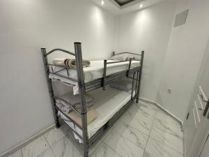 Ένα ή περισσότερα κρεβάτια σε δωμάτιο στο Paradise Garden sitesi 3 oda havuzlu eşyalı daire kişi fiyatı değil oda fiyatı +10 φωτογραφίες