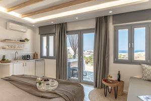 salon z łóżkiem i kuchnią w obiekcie Naxian View w mieście Naksos
