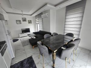 Χώρος καθιστικού στο Paradise Garden sitesi 3 oda havuzlu eşyalı daire kişi fiyatı değil oda fiyatı