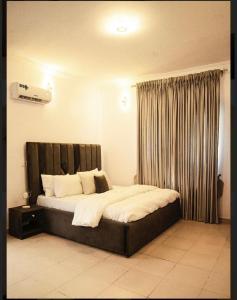 Postel nebo postele na pokoji v ubytování Lekki Lagos Apartment