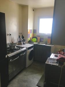 Η κουζίνα ή μικρή κουζίνα στο Coeur de Saint-Denis - chambre privée climatisée cosy