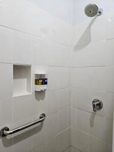 a bathroom with a shower with a glass door at Casa Sismarro Hotel in Retalhuleu