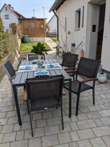 Patio nebo venkovní prostory v ubytování Moderne 70qm OG Wohnung nahe Würzburg, DAA, A3, A7, A81 in Fuchsstadt