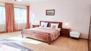 a bedroom with a large bed and a window at Parkresidenz Maria - 160 m2 - Whirlpool - Terrasse - Exklusiv am Goethepark in Weimar