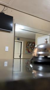 Uma TV ou centro de entretenimento em Sr Hotel