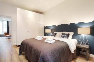 パリにあるRent a Room - Residence Bonne Nouvelleのベッドルーム1室(大型ベッド1台、タオル2枚付)