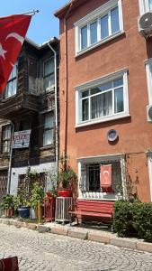 Το κτήριο όπου στεγάζεται  το κάμπινγκ