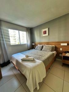 une chambre avec un lit avec une serviette dessus dans l'établissement Hotel Verano stay Rock in Río suites, à Rio de Janeiro 54 autres photos