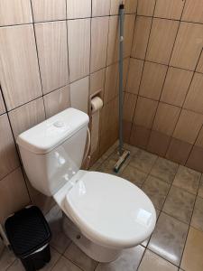 a bathroom with a toilet and a trash can at Casa do Marcus in Barra do Garças +16 photos