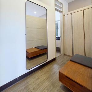 a dressing room with a mirror and a table at Hotel Park 85 in Cali