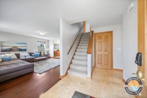 Chic Lake Geneva Retreat Spring & Summer Getaway Near Lake & Golf في بحيرة جنيف: غرفة معيشة مع أريكة ودرج +48 صورة