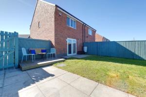 eine Terrasse mit Tisch und Stühlen in einem Hof in der Unterkunft Home Private Parking, Sleeps 8, Contractors Welcome in Lemington