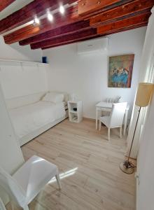 ヴェネツィアにあるCasa Dolce Fornoの白い部屋(ベッド1台、テーブル、椅子付)