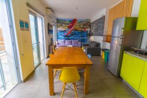 Kuchyň nebo kuchyňský kout v ubytování Hostel AzorAzul - Pool & Suite