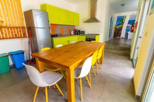 Kuchyň nebo kuchyňský kout v ubytování Hostel AzorAzul - Pool & Suite