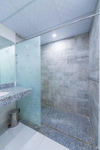 une salle de bain avec douche et lavabo dans l'établissement Scandic Resort Hurghada مبني سكندك رزوت الغردقة, à Hurghada