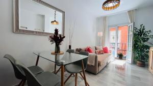 salon ze szklanym stołem i kanapą w obiekcie Homely Málaga Atarazanas w Maladze