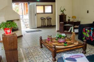 a living room with a coffee table and a couch at Pousada Aconchego Shangrilla in Penedo