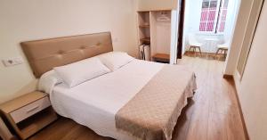 Postel nebo postele na pokoji v ubytování Hostal Cachiño