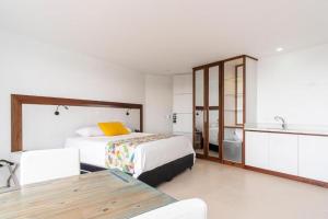 Hotel Santorini客房内的一张或多张床位