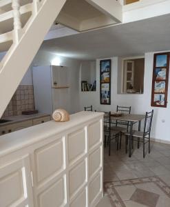 Fotografie z fotogalerie ubytování SPILIOTICA HOSPITALITY Cave Traditional House on the cliff with shared pool v destinaci Imerovigli