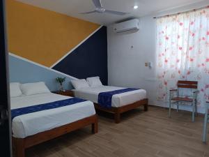 a hotel room with two beds at Casa Mara in Río Lagartos