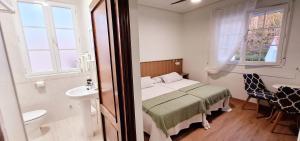 Postel nebo postele na pokoji v ubytování Hostal Cachiño