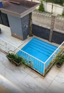 Una vista aérea de una piscina en una casa. en Appart chic à Bonapriso, en Douala