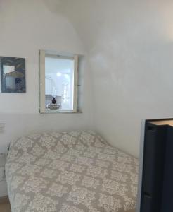 Postel nebo postele na pokoji v ubytování SPILIOTICA HOSPITALITY Cave Traditional House on the cliff with shared pool