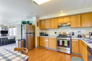 Nhà bếp/bếp nhỏ tại Hot Tub and Decks Central Hood River Townhome!