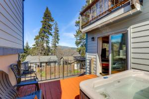Ban công/sân hiên tại Hot Tub and Decks Central Hood River Townhome!