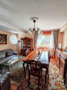 a living room with a table and a couch at Apartamento con jardín in La Franca