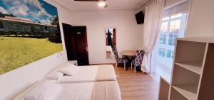 Postel nebo postele na pokoji v ubytování Hostal Cachiño