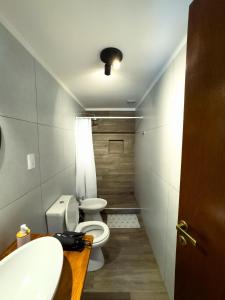 Ubicación y todo para tu desayuno في ميندوزا: حمام مع مرحاض ومغسلتين ودش +7 صور